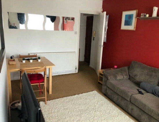 1-Bed Apartment Close to University of Leeds  1