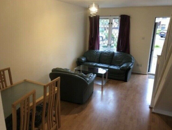 2 Bedroom House to Let in Kelvindale Area and Available Now  2