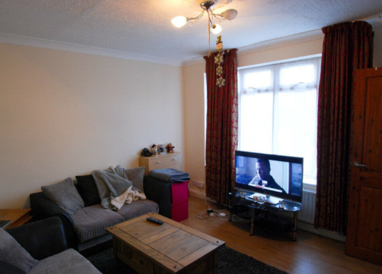 Three Bedroom House with Large Garden Close to Canning Town Station  1