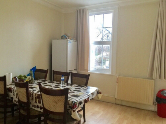 Large Double Room in a Shared Flat in Tooting Bec 8Th Jan £582  3