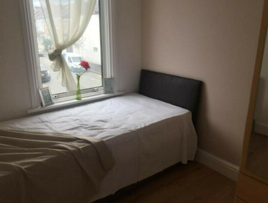 Single and Double Room in a Newly Refurbished House near Stratford  1