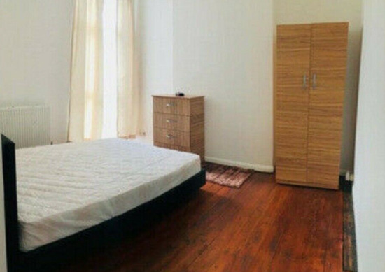 Two Bed Two Bath Flat in Cricklewood NW2 Self Contained  0