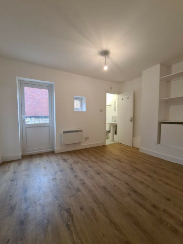 Large 1 Bed Flat with Private Terrace!  0