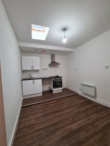 Large 1 Bed Flat with Private Terrace!  3