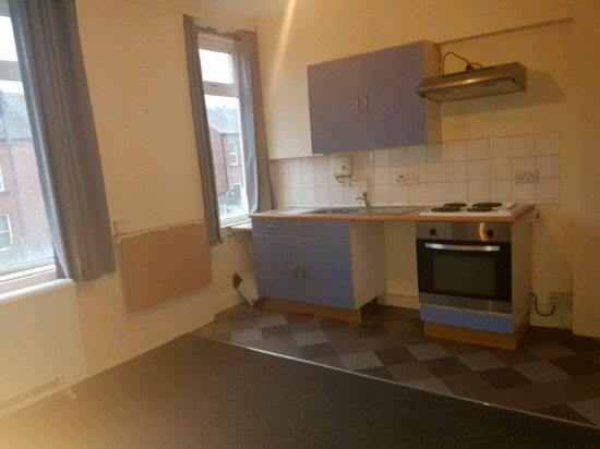 1 Bedroom First Floor Unfurnished Flat in Leeds 15  4