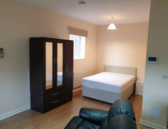 Luxury Studio Apartment and Double Room with Ensuite in the Centre of Derby to Let  0