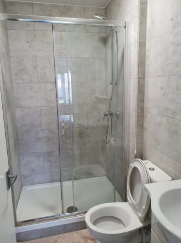 Amazing 1 Bedroom Flat. Separate Kitchen and Shower Room  3