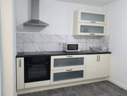 Amazing 1 Bedroom Flat. Separate Kitchen and Shower Room thumb 3