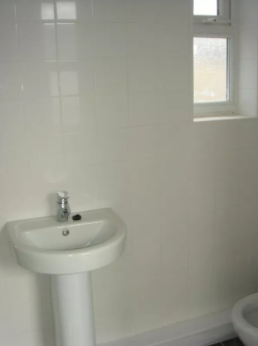 £875 Per Month All Bills Included! Lovely Large Studio Flat with Shower Room  4