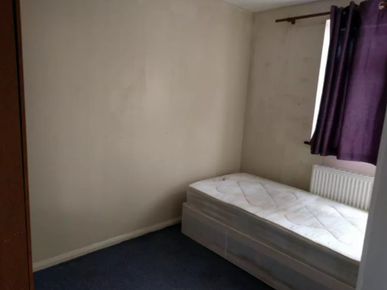 Medium Double Room in Harrow £450 Per Month Including All Bills  0