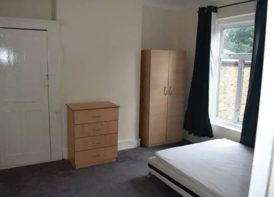 One Double Bedroom Available in Stratford - House to Rent  0