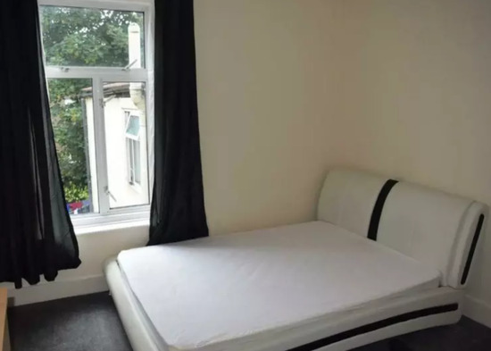 One Double Bedroom Available in Stratford - House to Rent  1