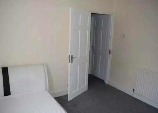 One Double Bedroom Available in Stratford - House to Rent  2