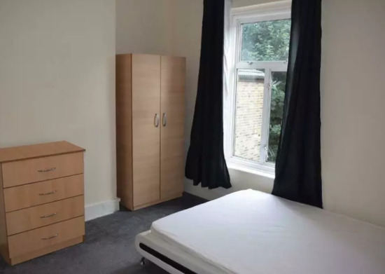 One Double Bedroom Available in Stratford - House to Rent  3