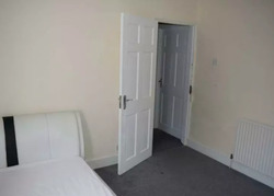One Double Bedroom Available in Stratford - House to Rent thumb-53290