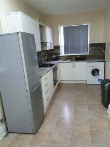 Available Double Rooms in a Shared House, M6  4