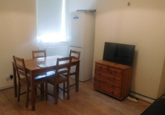 Available Doube Room in 4 Bedroom House, Salford M6  3