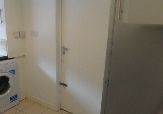 Available Doube Room in 4 Bedroom House, Salford M6  5