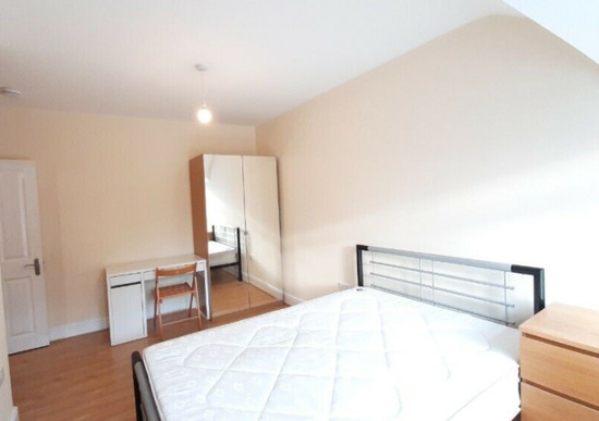2/3 Bedroom Flat 3 Minutes Walk Away from Tube and Shops  1