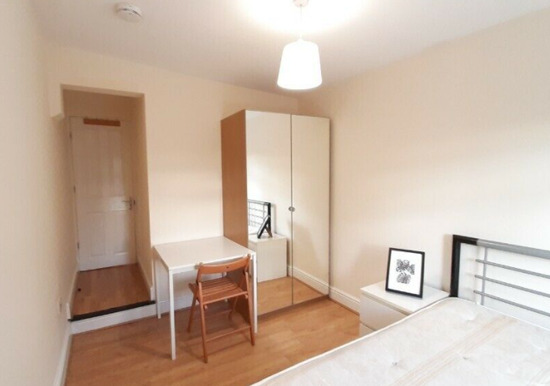 2/3 Bedroom Flat 3 Minutes Walk Away from Tube and Shops  3