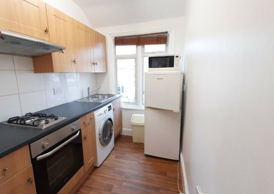 2/3 Bedroom Flat 3 Minutes Walk Away from Tube and Shops  4