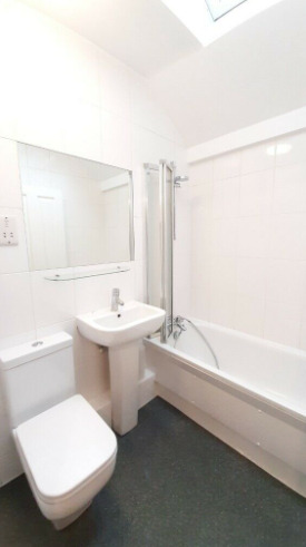 2/3 Bedroom Flat 3 Minutes Walk Away from Tube and Shops  5