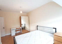 2/3 Bedroom Flat 3 Minutes Walk Away from Tube and Shops thumb 2