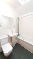 2/3 Bedroom Flat 3 Minutes Walk Away from Tube and Shops