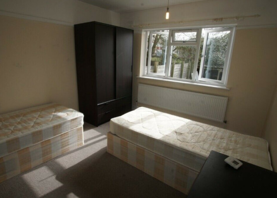 Impressive 2-Bed Ground Floor Maisonette Available to Rent in South Harrow  3