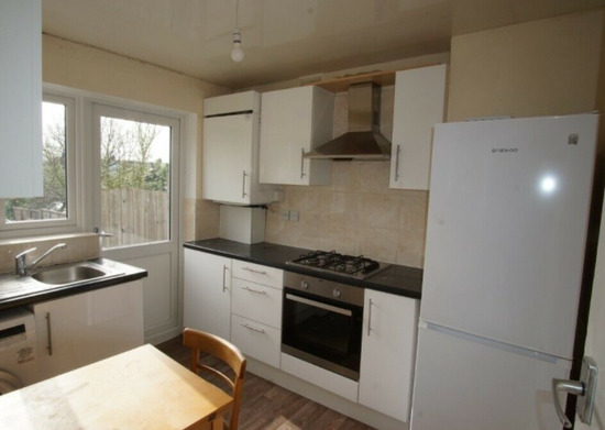 Impressive 2-Bed Ground Floor Maisonette Available to Rent in South Harrow  4
