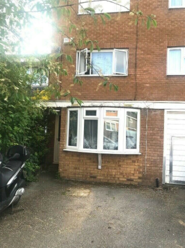 Lovely double room to Rent. Two Week Deposit  5
