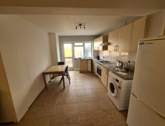 Large 4 Bedroom House in Brent Cross  6