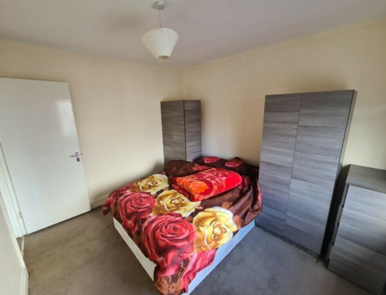 Large 4 Bedroom House in Brent Cross  7