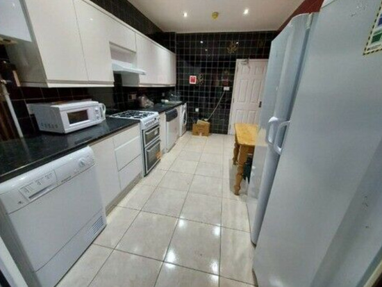 Spacious Double-Room to Rent in a Shared House in Great West Road  0