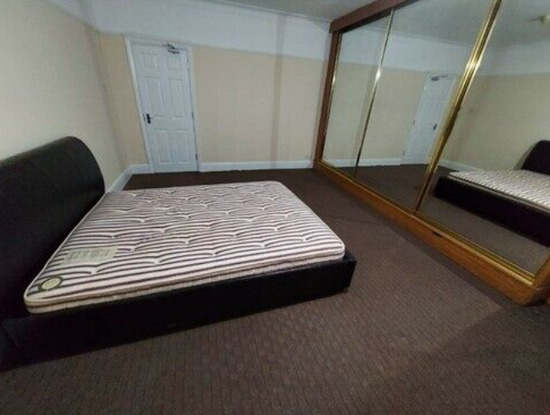 Spacious Double-Room to Rent in a Shared House in Great West Road  1