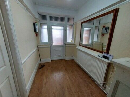 Spacious Double-Room to Rent in a Shared House in Great West Road  3