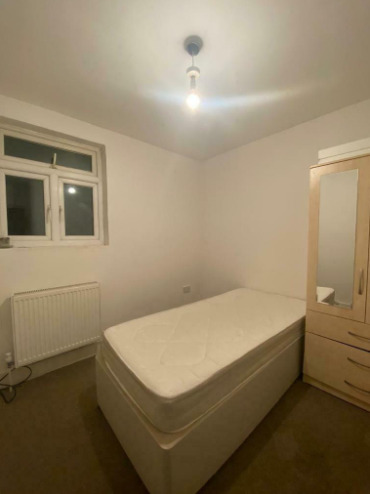 Available Now - Room in Shared House £100Pw All Inclusive  3