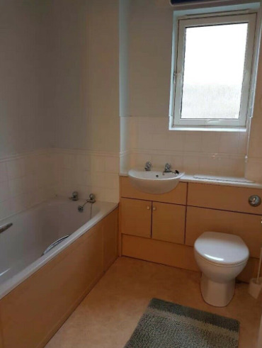 A Lovely Two Bedroom with Two Bathroom Flat to Rent in New Town  2