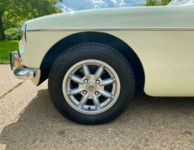 1973 MGB Roadster thumb 7