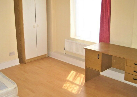 Spacious 4 Bedroom House Close Walking Distance to Stratford  0