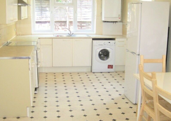 Spacious 4 Bedroom House Close Walking Distance to Stratford  1