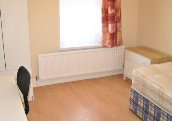 Spacious 4 Bedroom House Close Walking Distance to Stratford  3