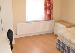 Spacious 4 Bedroom House Close Walking Distance to Stratford thumb 4