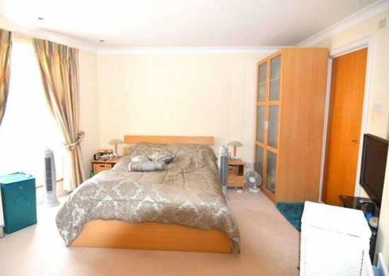 2 Bedroom Flat at Manbre Road, Hammersmith  7
