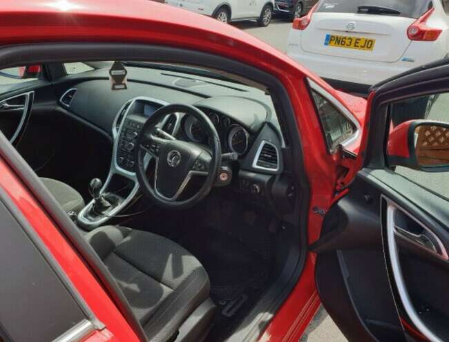 2013 Vauxhall Astra - Hatchback / Manual 1398 (cc) 5 Doors  4