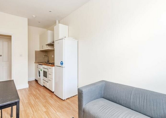 A Well Presented 1 Bed Flat to Rent in Chelsea, SW3  1