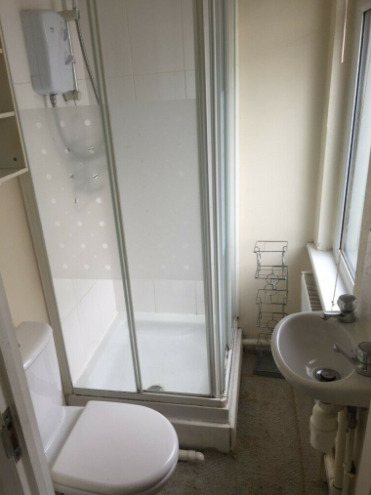 En Suite Room to Rent in Swindon Centre  0