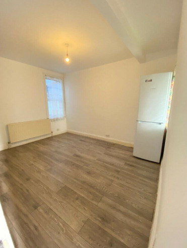 Spacious Master Room in Romford for Single Lady  1