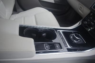  2016 Jaguar XE 2.0d thumb 5