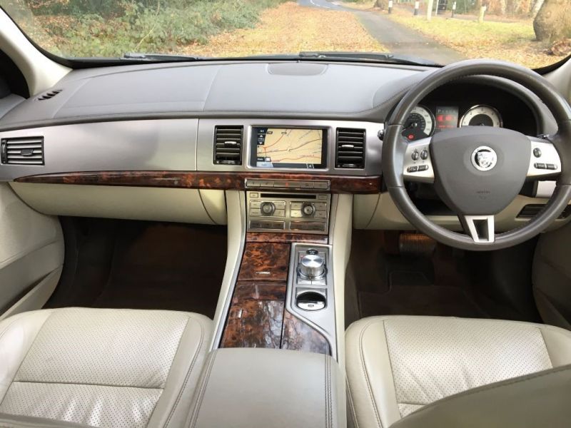  2009 Jaguar XF Premium Luxury V6  7